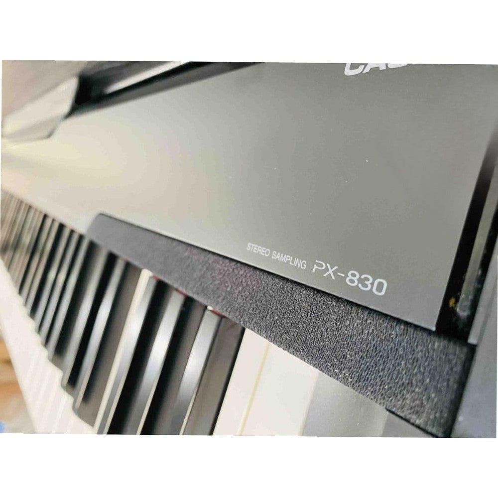 Cận cảnh bảng điều khiển và bàn phím đàn piano điện TÂN NHẠC CỤ Casio PX830 màu đen với công nghệ Stereo Sampling
