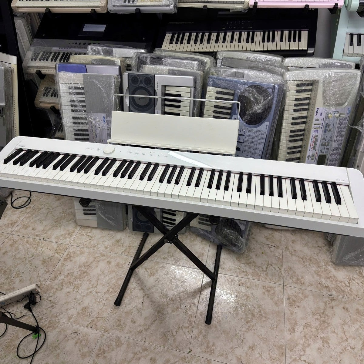 Đàn piano điện Casio PX-S1000 màu trắng thiết kế siêu mỏng, 88 phím búa, trưng bày tại cửa hàng TÂN NHẠC CỤ