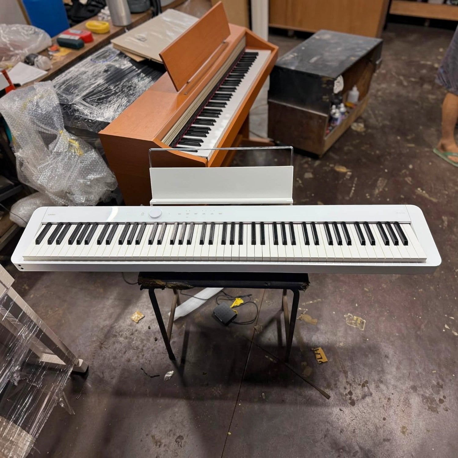 Đàn piano điện Casio PX-S1100 màu trắng thiết kế mỏng gọn tại showroom TÂN NHẠC CỤ