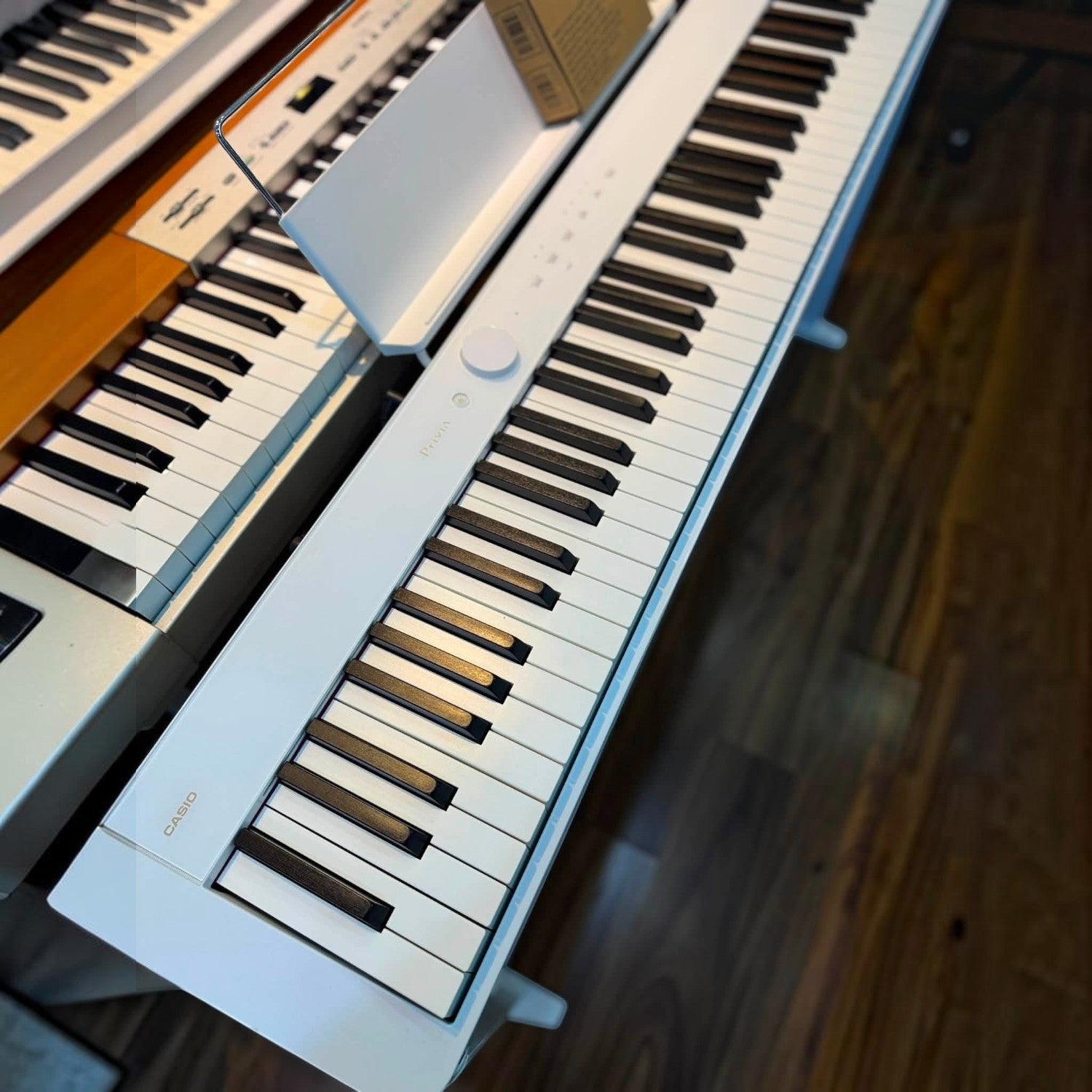 Đàn piano điện Casio PX-S1100 màu trắng mỏng gọn tại showroom TÂN NHẠC CỤ