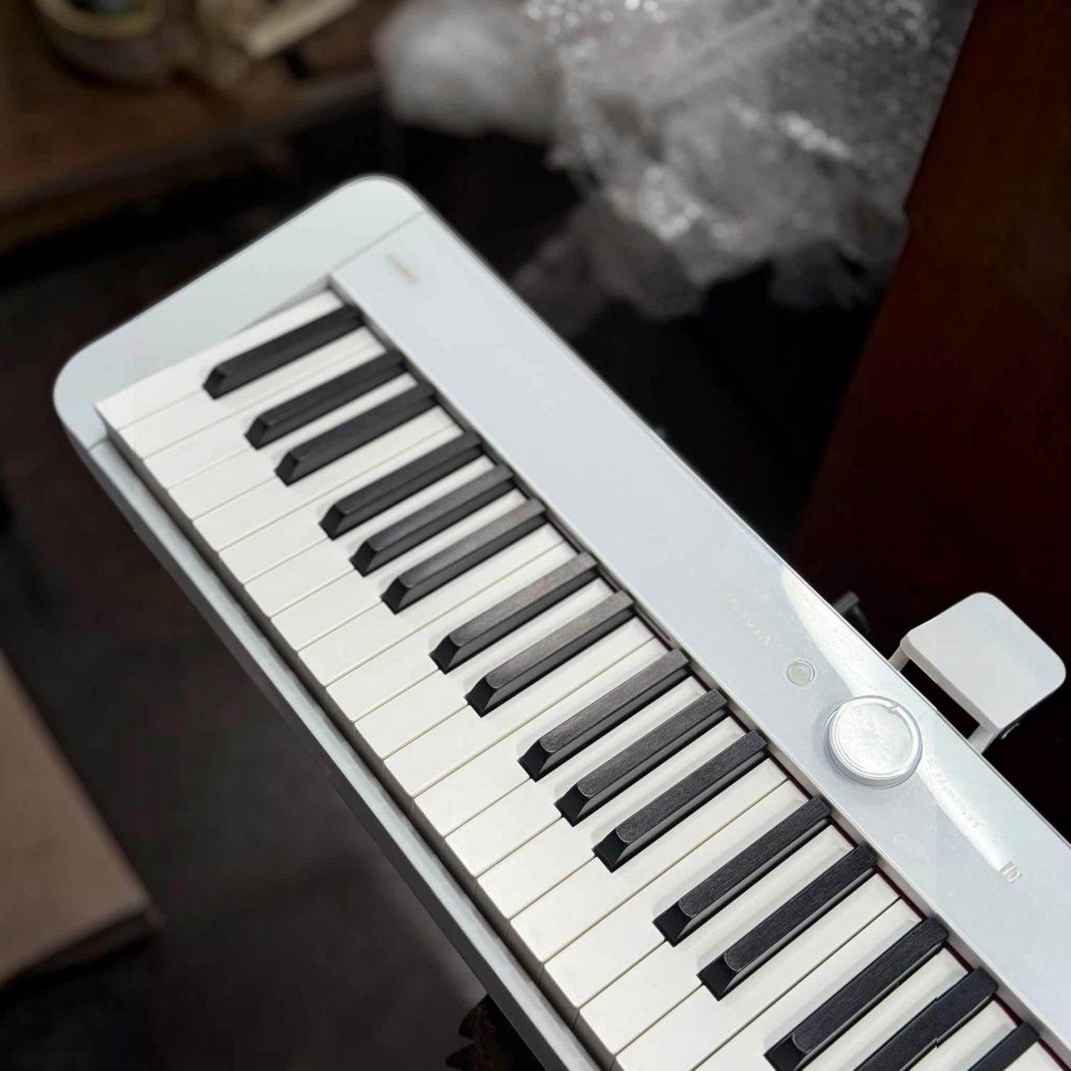 Đàn piano điện TÂN NHẠC CỤ Casio PX-S1100 màu trắng thiết kế mỏng gọn với bàn phím 88 phím và bảng điều khiển cảm ứng