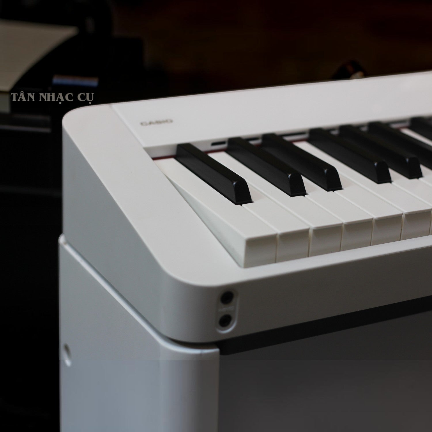 Đàn piano điện Casio PX-S1100 màu trắng thanh mảnh, thiết kế hiện đại tại showroom TÂN NHẠC CỤ