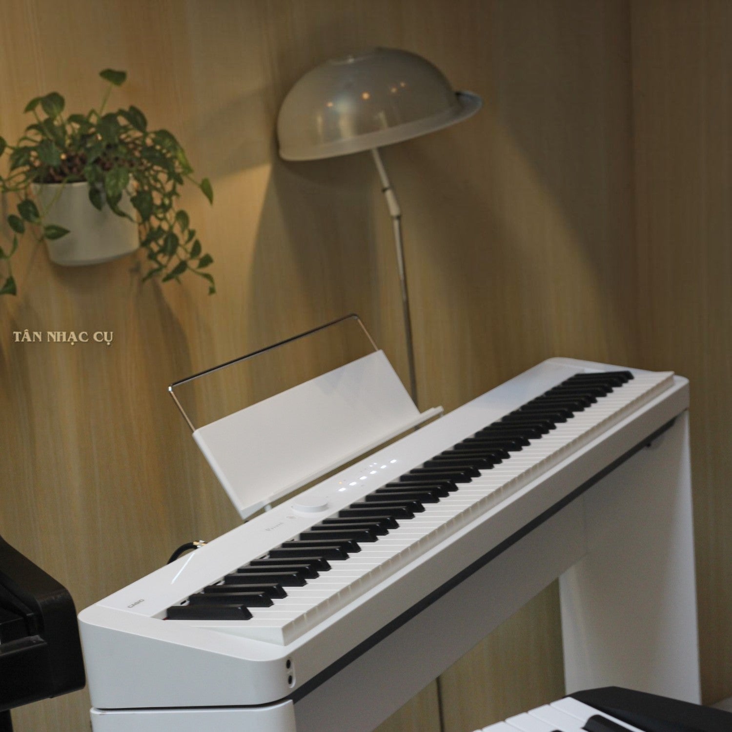 Đàn piano điện Casio PX-S1100 màu trắng thiết kế mỏng gọn tại showroom TÂN NHẠC CỤ