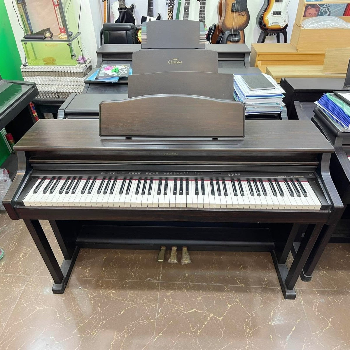 Đàn piano điện Columbia EP1500 màu nâu gỗ thiết kế nhỏ gọn tại cửa hàng Tân Nhạc Cụ
