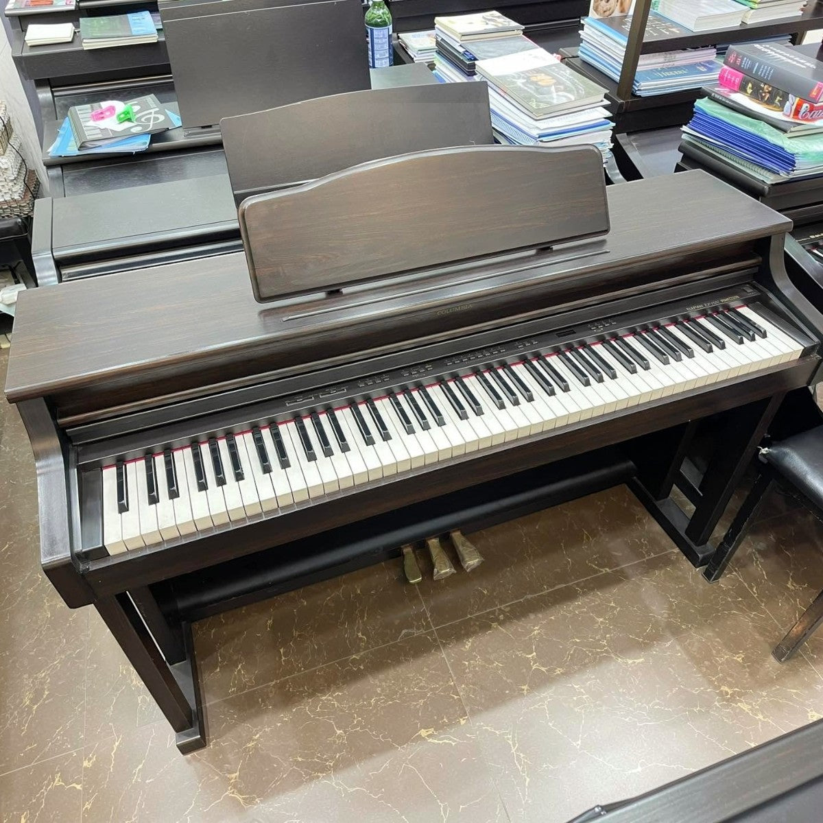 Đàn piano điện TÂN NHẠC CỤ Columbia EP1500 màu nâu gỗ thiết kế nhỏ gọn, sang trọng cho người mới bắt đầu.