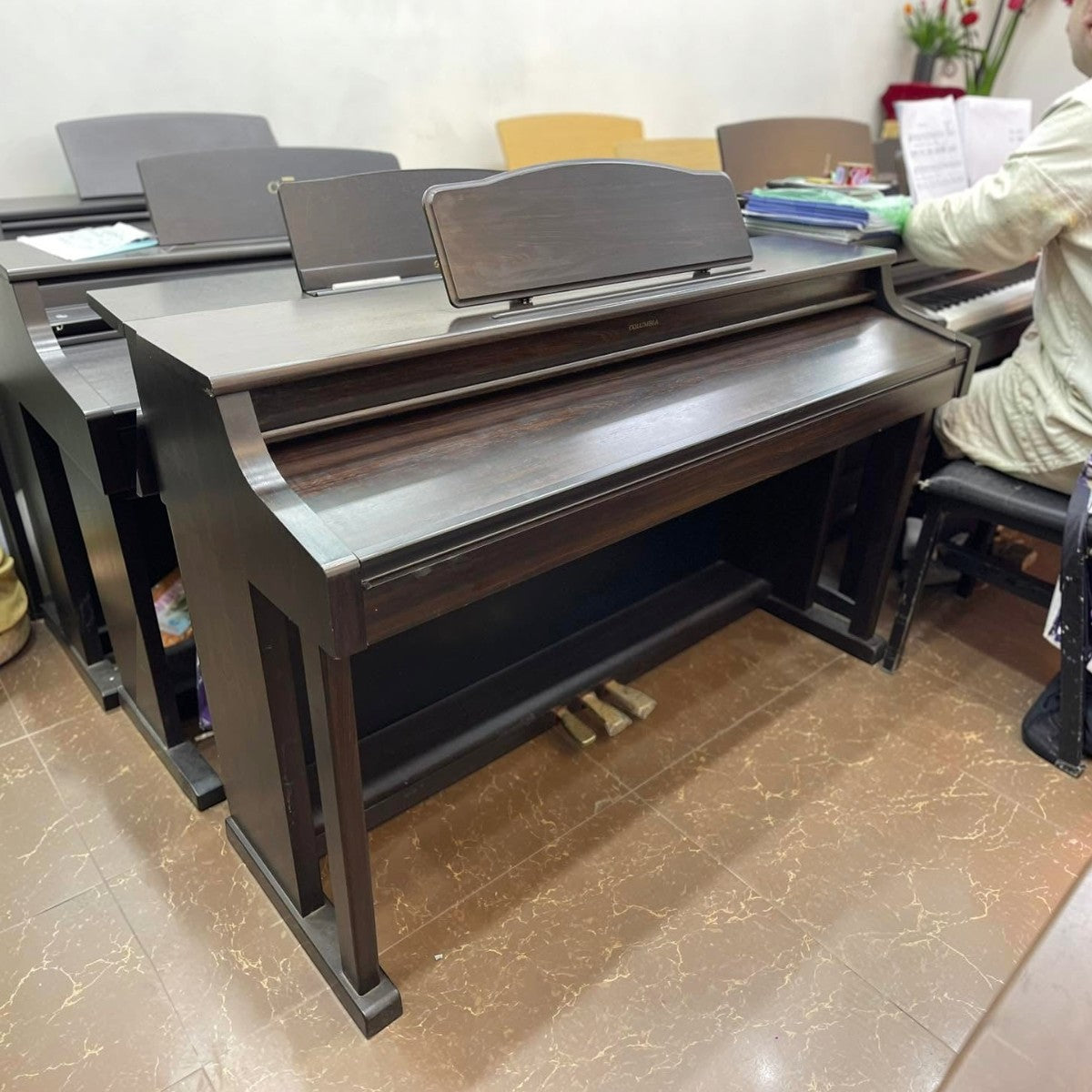 Đàn piano điện Columbia EP1500 màu nâu gỗ dáng nhỏ gọn tại showroom Tân Nhạc Cụ