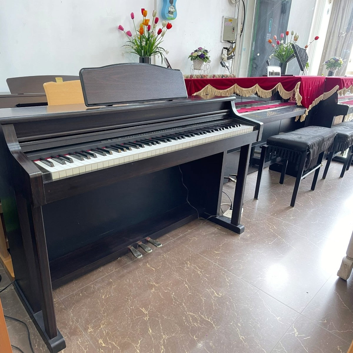 Đàn piano điện TÂN NHẠC CỤ Columbia EP1500 màu nâu gỗ thiết kế nhỏ gọn, phù hợp cho người mới bắt đầu tại showroom