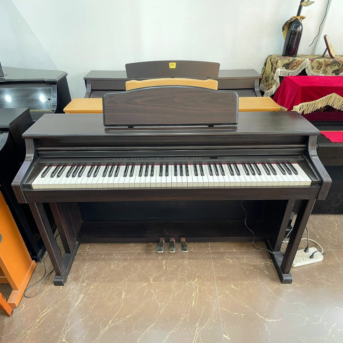 Đàn piano điện TÂN NHẠC CỤ Columbia EP1500 màu nâu gỗ thiết kế nhỏ gọn, phù hợp cho người mới bắt đầu tại showroom.
