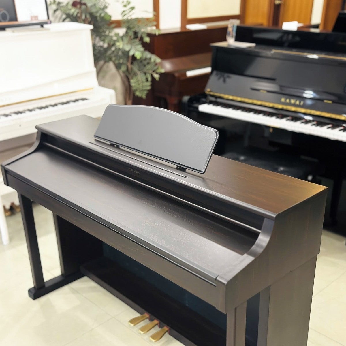 Đàn piano điện TÂN NHẠC CỤ Columbia EP1500 màu nâu gỗ thiết kế nhỏ gọn tại showroom