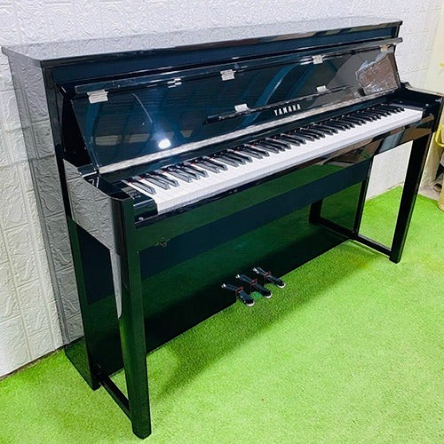 Đàn piano điện hybrid Yamaha NU1 màu đen bóng với bộ máy cơ upright cao cấp tại TÂN NHẠC CỤ