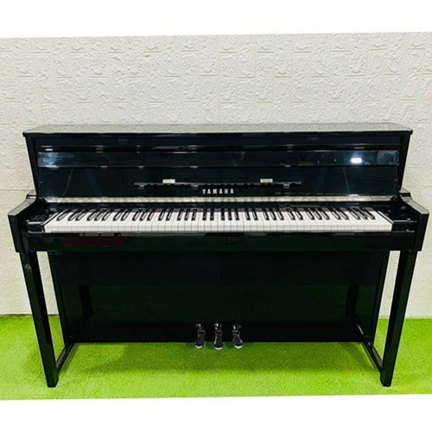 Đàn piano điện hybrid Yamaha NU1 màu đen sang trọng tại TÂN NHẠC CỤ với thiết kế upright gọn gàng