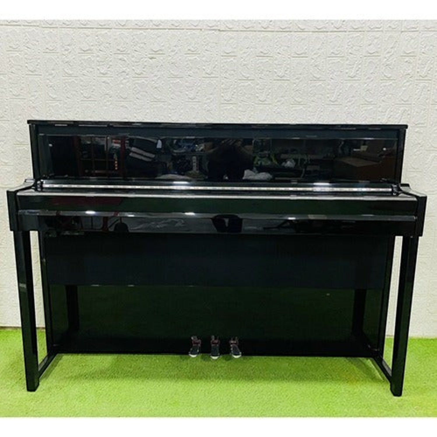 Đàn piano điện hybrid TÂN NHẠC CỤ Yamaha NU1 màu đen bóng với thiết kế upright sang trọng và bộ máy cơ chân thực
