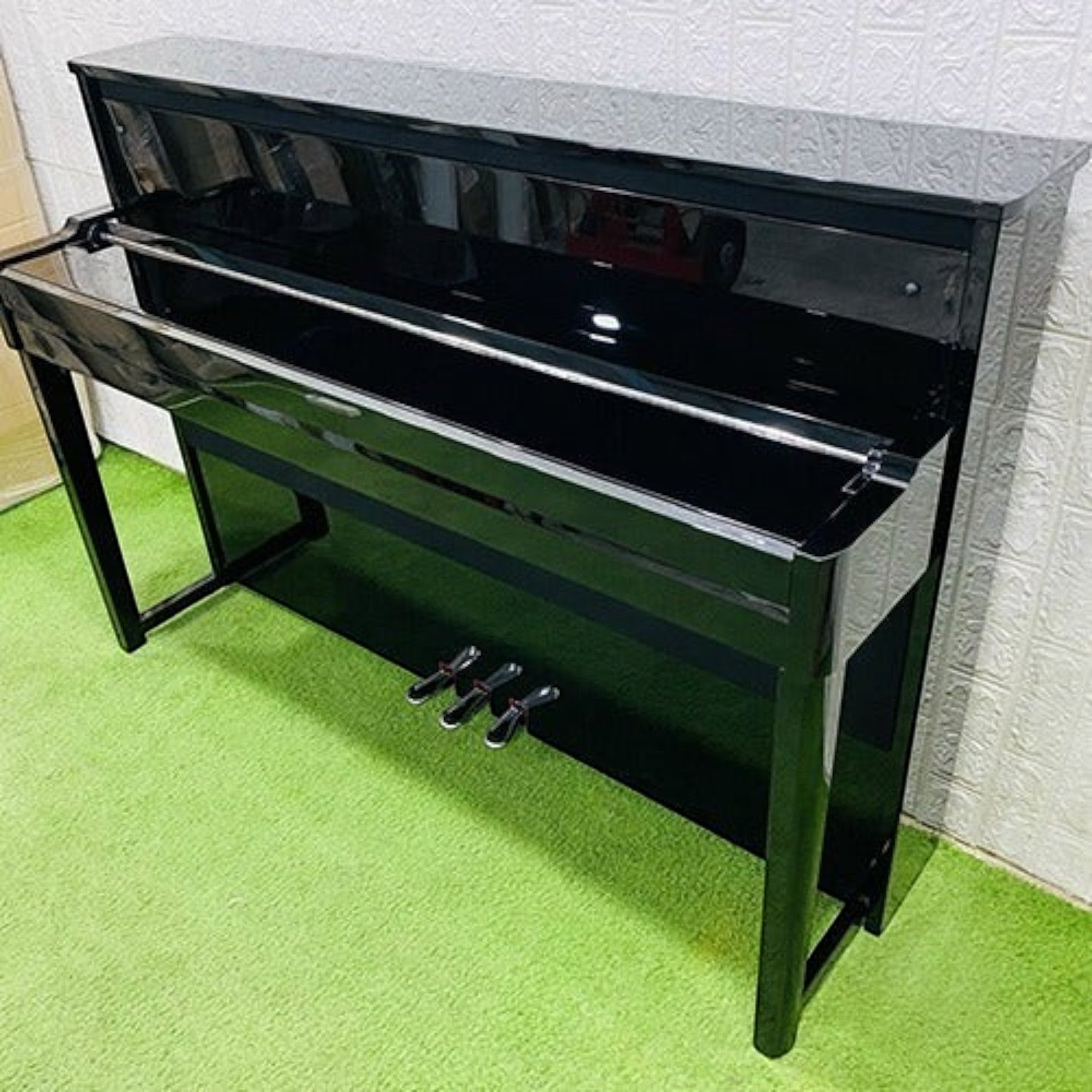 Đàn piano điện hybrid Yamaha NU1 màu đen bóng sang trọng tại TÂN NHẠC CỤ, thiết kế upright gọn gàng.