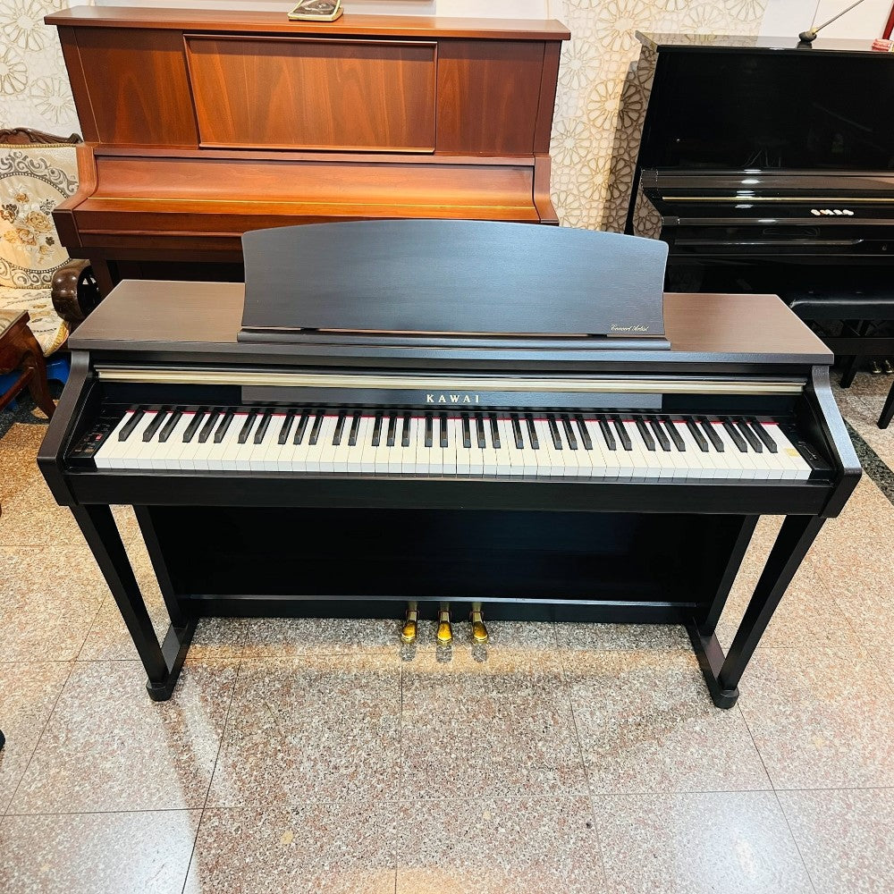 Đàn piano điện Kawai CA13 màu nâu gỗ tại Tân Nhạc Cụ, nổi bật với bàn phím gỗ RM3 Grand và thiết kế dáng tủ sang trọng.