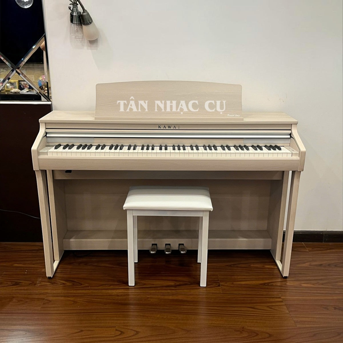 Đàn piano điện Kawai CA48 màu trắng tại Tân Nhạc Cụ với bàn phím gỗ Grand Feel Compact và ghế đàn đi kèm