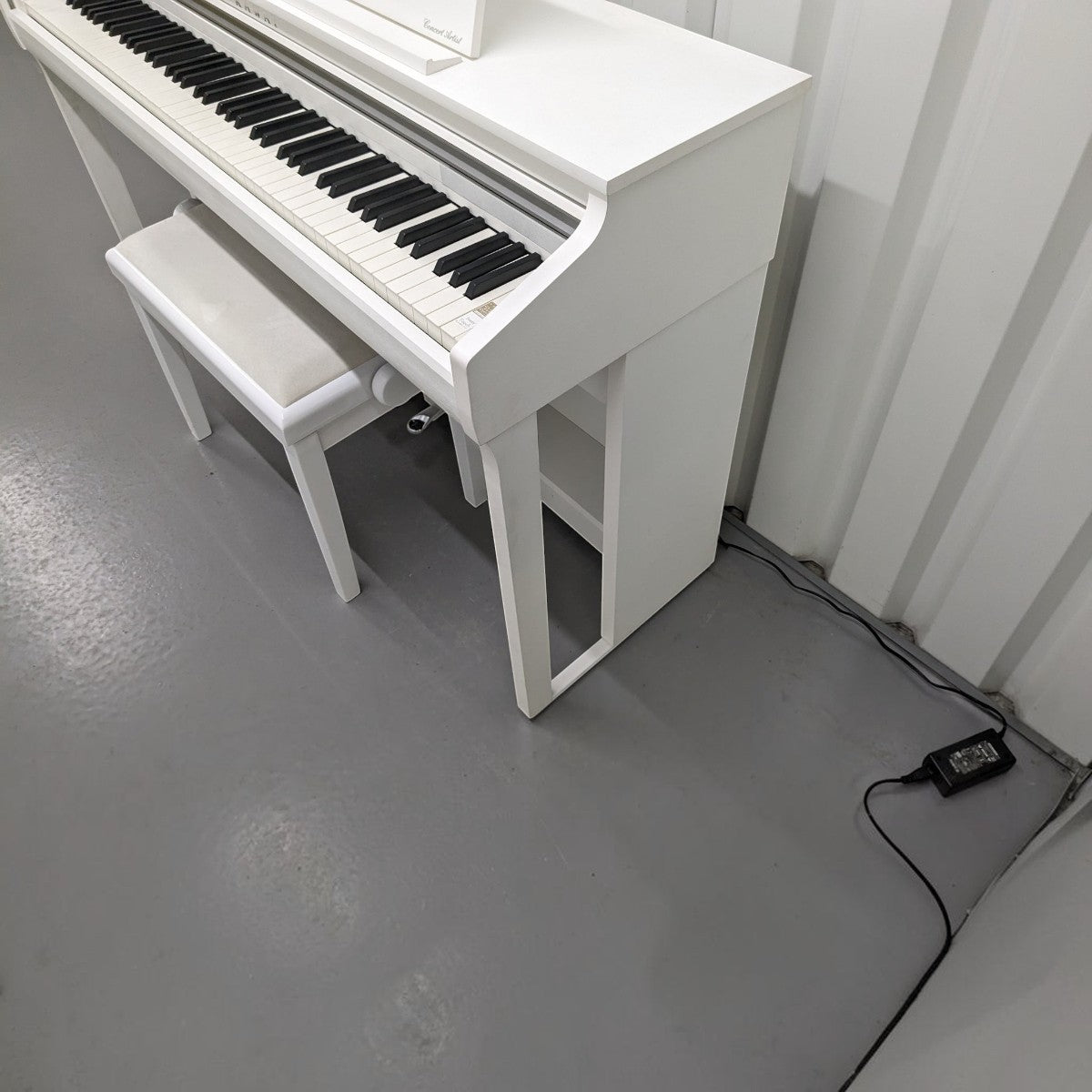 Đàn piano điện Kawai CA48 màu trắng tại Tân Nhạc Cụ, thiết kế sang trọng với bàn phím gỗ Grand Feel Compact