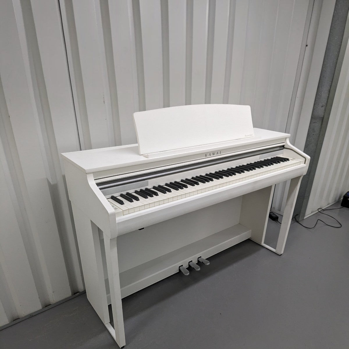 Đàn piano điện Kawai CA48 màu trắng tại Tân Nhạc Cụ, nổi bật với bàn phím gỗ Grand Feel Compact cao cấp