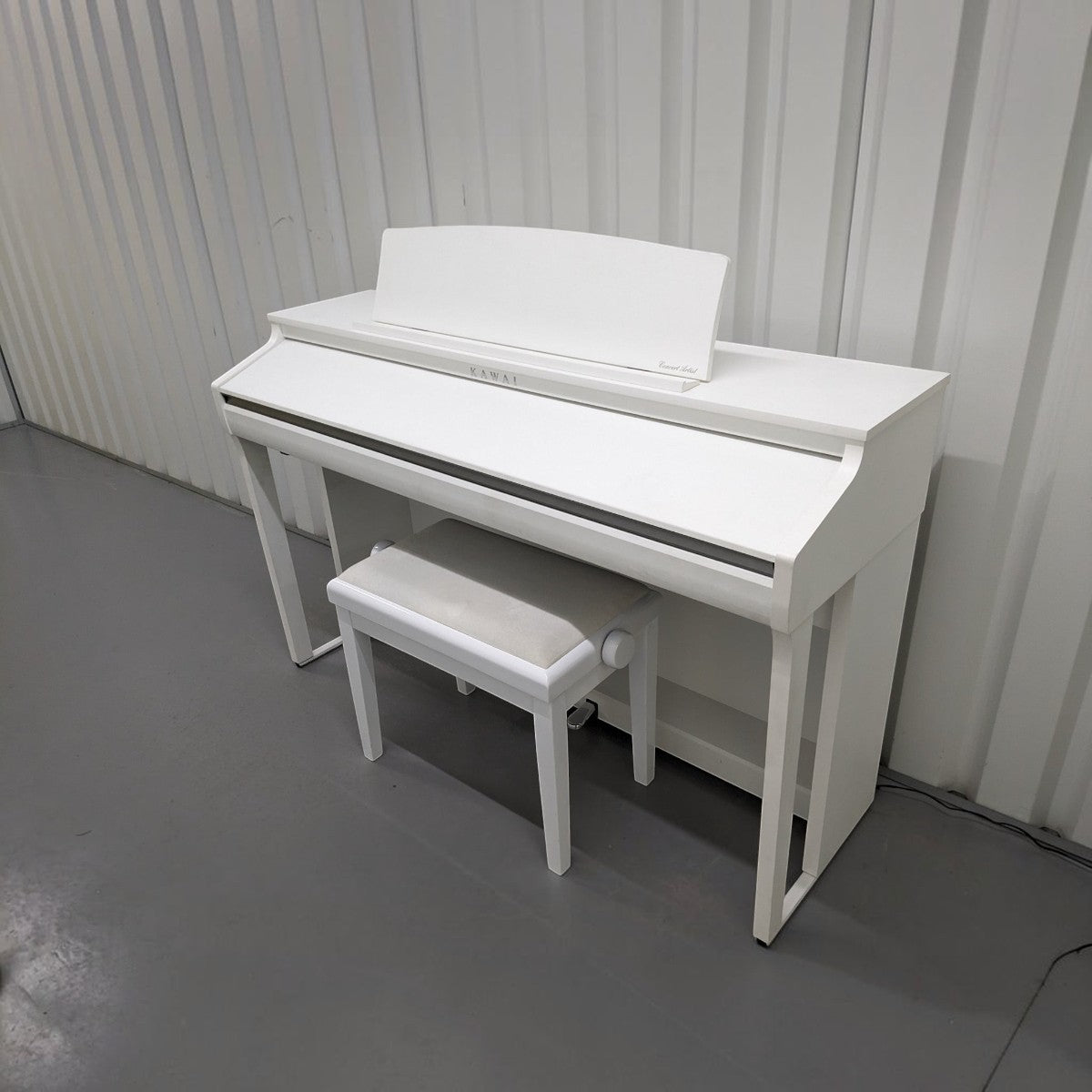 Đàn piano điện Kawai CA48 màu trắng tại TÂN NHẠC CỤ với bàn phím gỗ Grand Feel Compact và ghế đàn đi kèm
