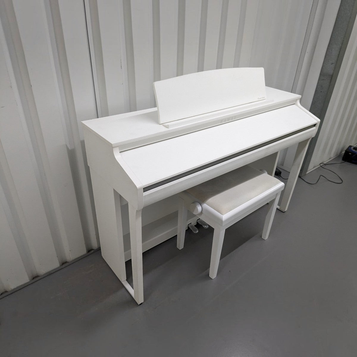 Đàn piano điện Kawai CA48 màu trắng tại Tân Nhạc Cụ với thiết kế phím gỗ Grand Feel Compact sang trọng