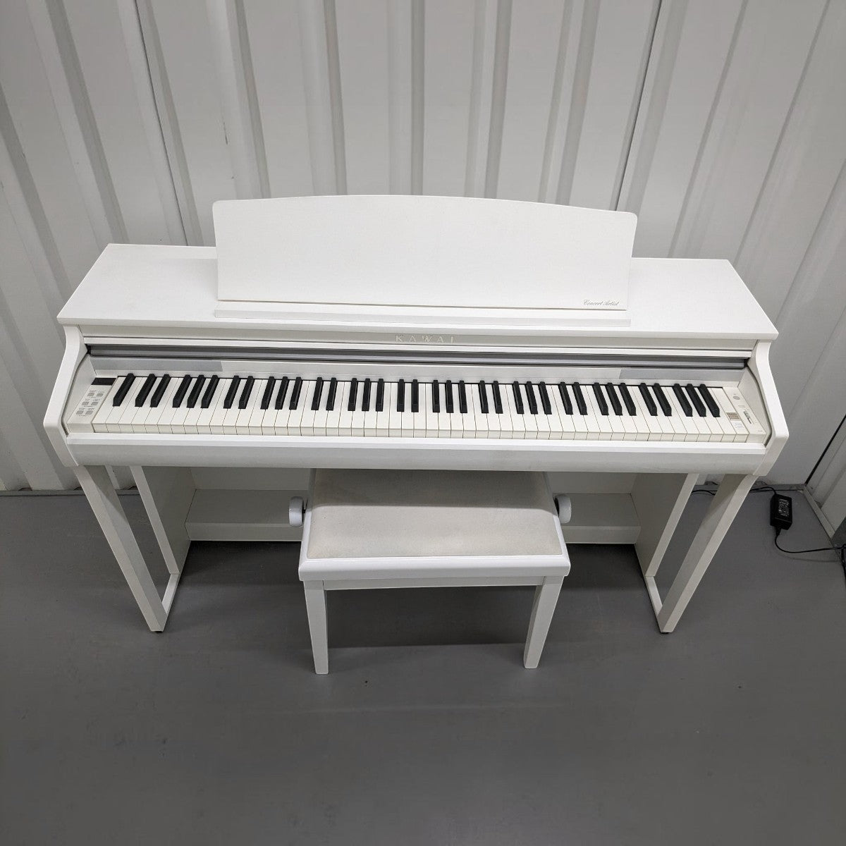 Đàn piano điện Kawai CA48 màu trắng tại TÂN NHẠC CỤ với bàn phím gỗ Grand Feel Compact và ghế đàn đi kèm