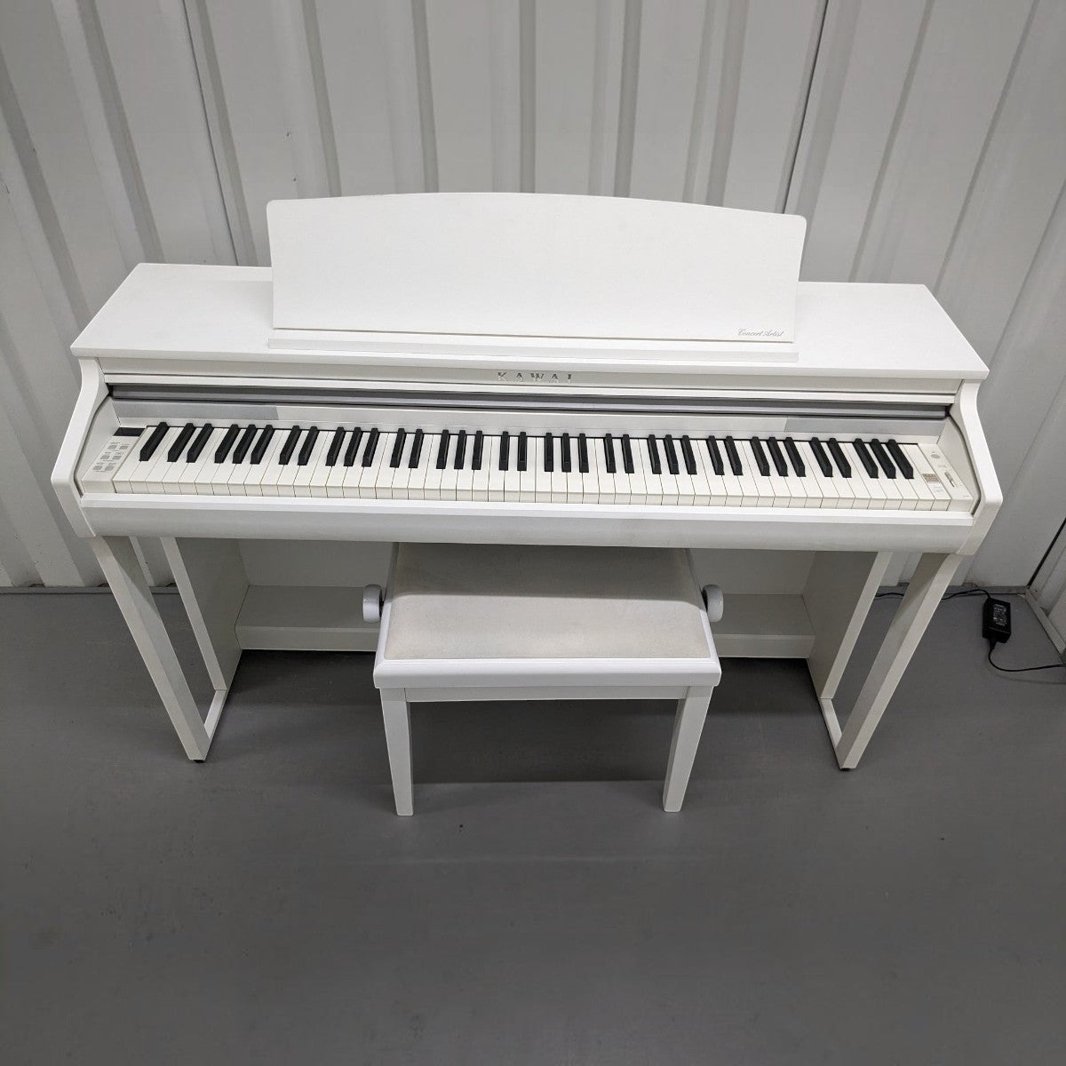 Đàn piano điện Kawai CA48 màu trắng tại TÂN NHẠC CỤ với bàn phím gỗ Grand Feel Compact và ghế đàn đi kèm