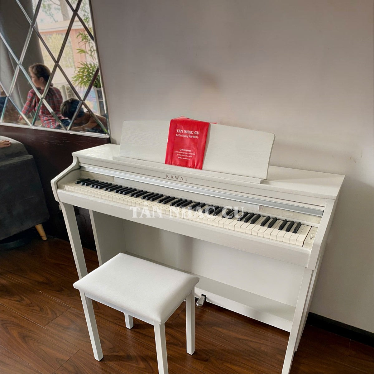 Đàn piano điện Kawai CA48 màu trắng tại TÂN NHẠC CỤ với bàn phím gỗ Grand Feel Compact và ghế đàn đi kèm