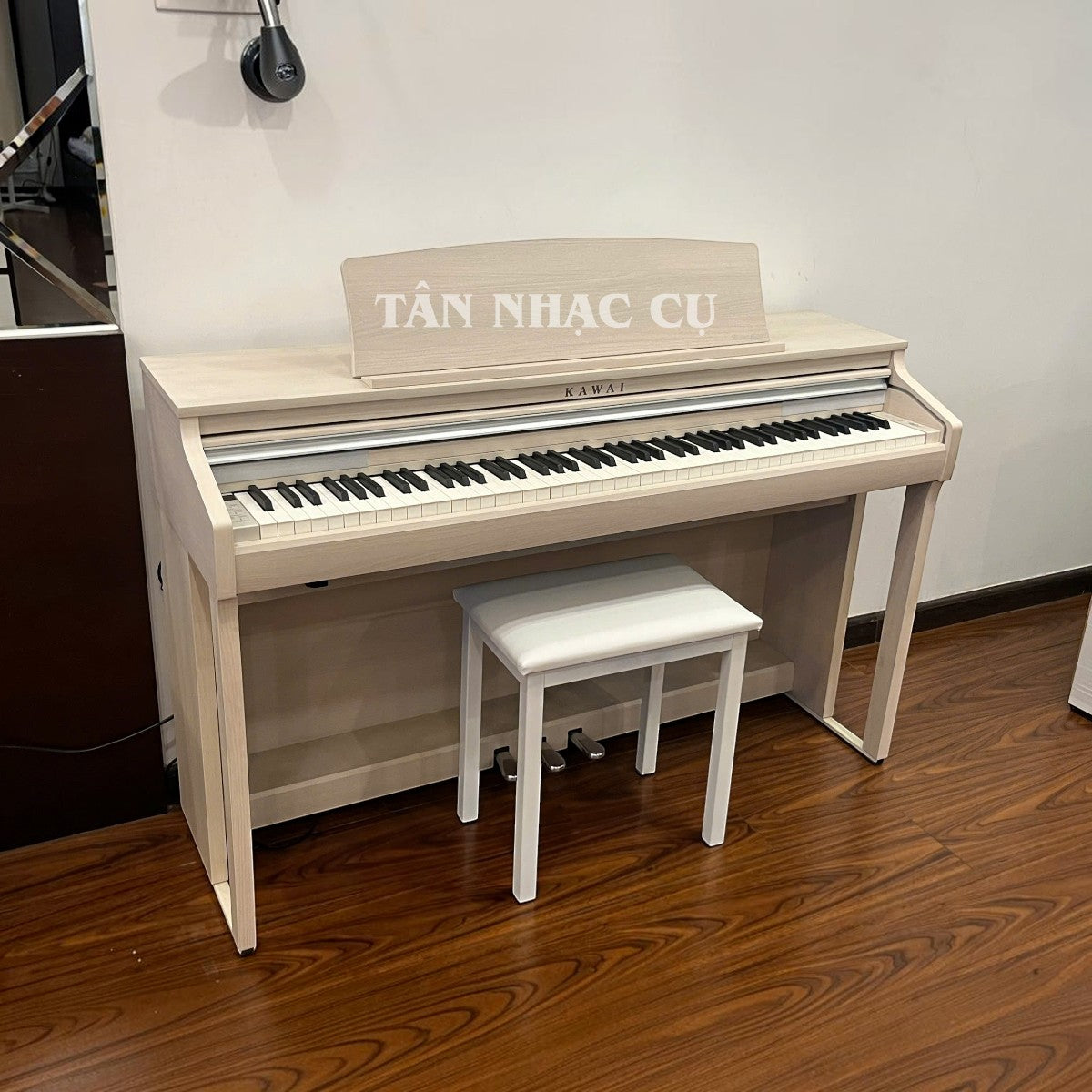 Đàn piano điện Kawai CA48 màu trắng tại TÂN NHẠC CỤ với bàn phím gỗ Grand Feel Compact và ghế đàn đi kèm