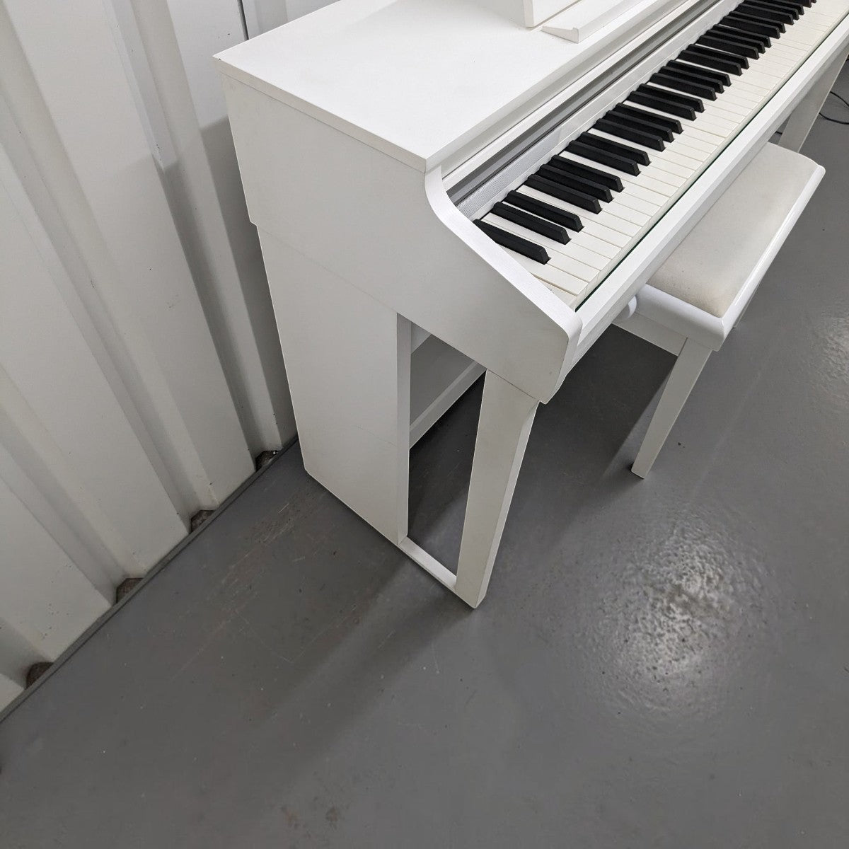 Đàn piano điện Kawai CA48 màu trắng tại Tân Nhạc Cụ với bàn phím gỗ Grand Feel Compact cao cấp