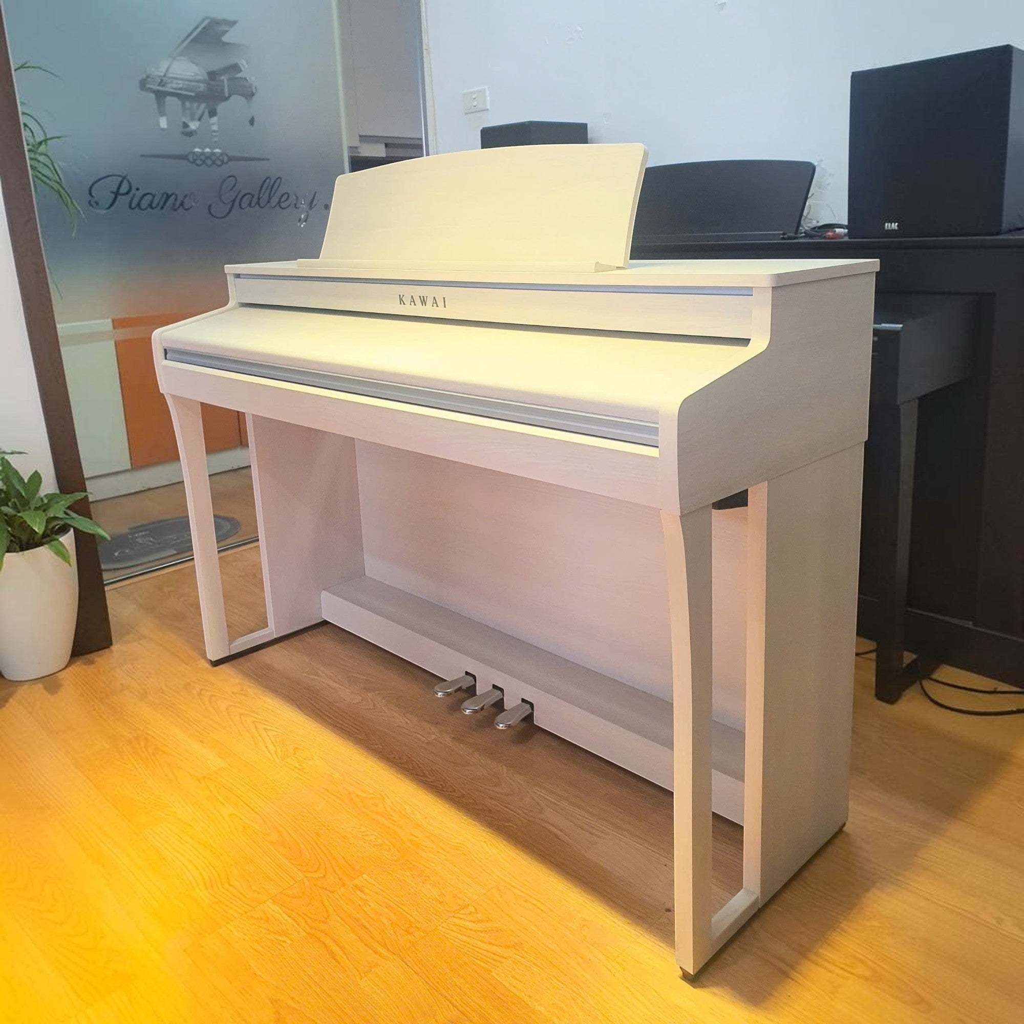 Đàn piano điện Kawai CA49 màu trắng tại TÂN NHẠC CỤ, dáng tủ sang trọng với bàn phím gỗ Grand Feel Compact