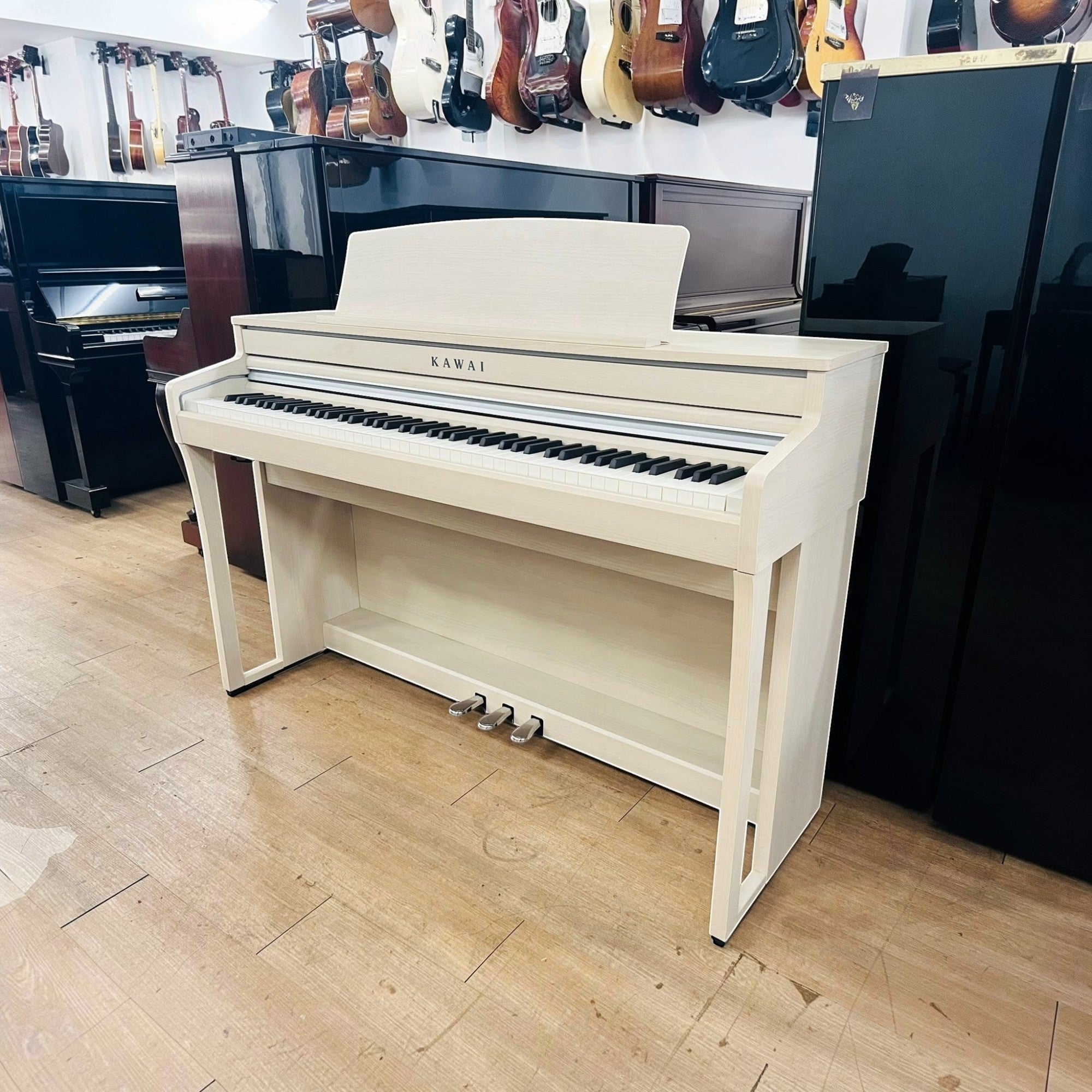 Đàn piano điện Kawai CA49 màu trắng tại showroom TÂN NHẠC CỤ, dáng tủ sang trọng với bàn phím gỗ Grand Feel Compact.