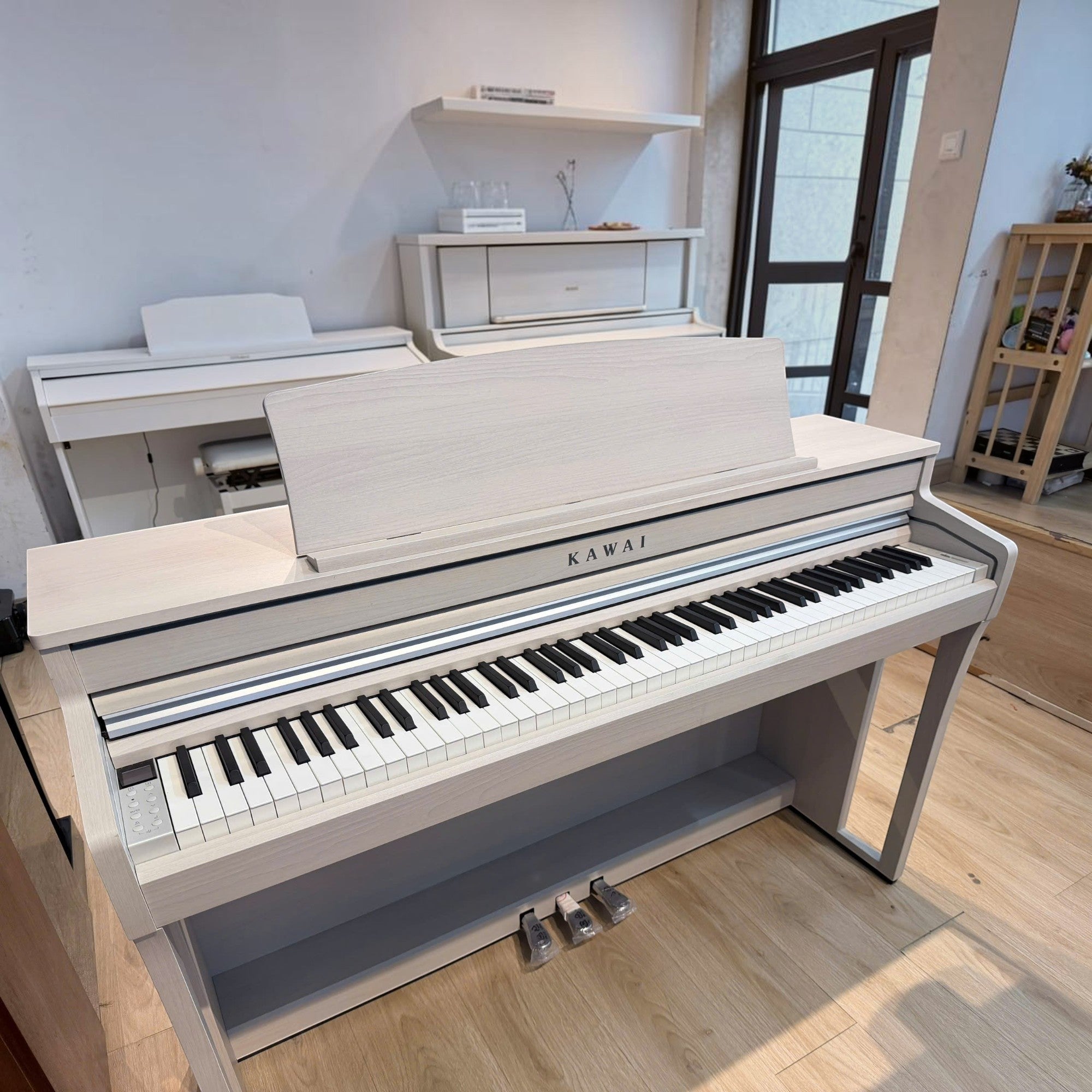 Đàn piano điện Kawai CA49 màu trắng tại showroom TÂN NHẠC CỤ với bàn phím gỗ Grand Feel Compact sang trọng