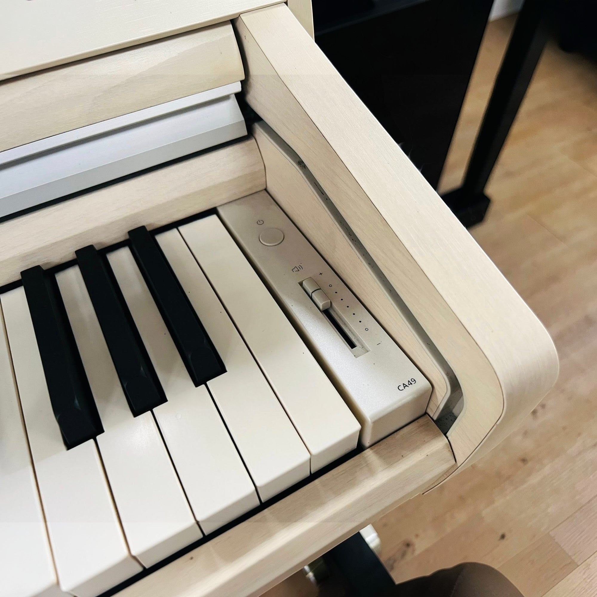 Đàn piano điện Kawai CA49 màu trắng tại TÂN NHẠC CỤ với bàn phím gỗ Grand Feel Compact và bảng điều khiển âm lượng