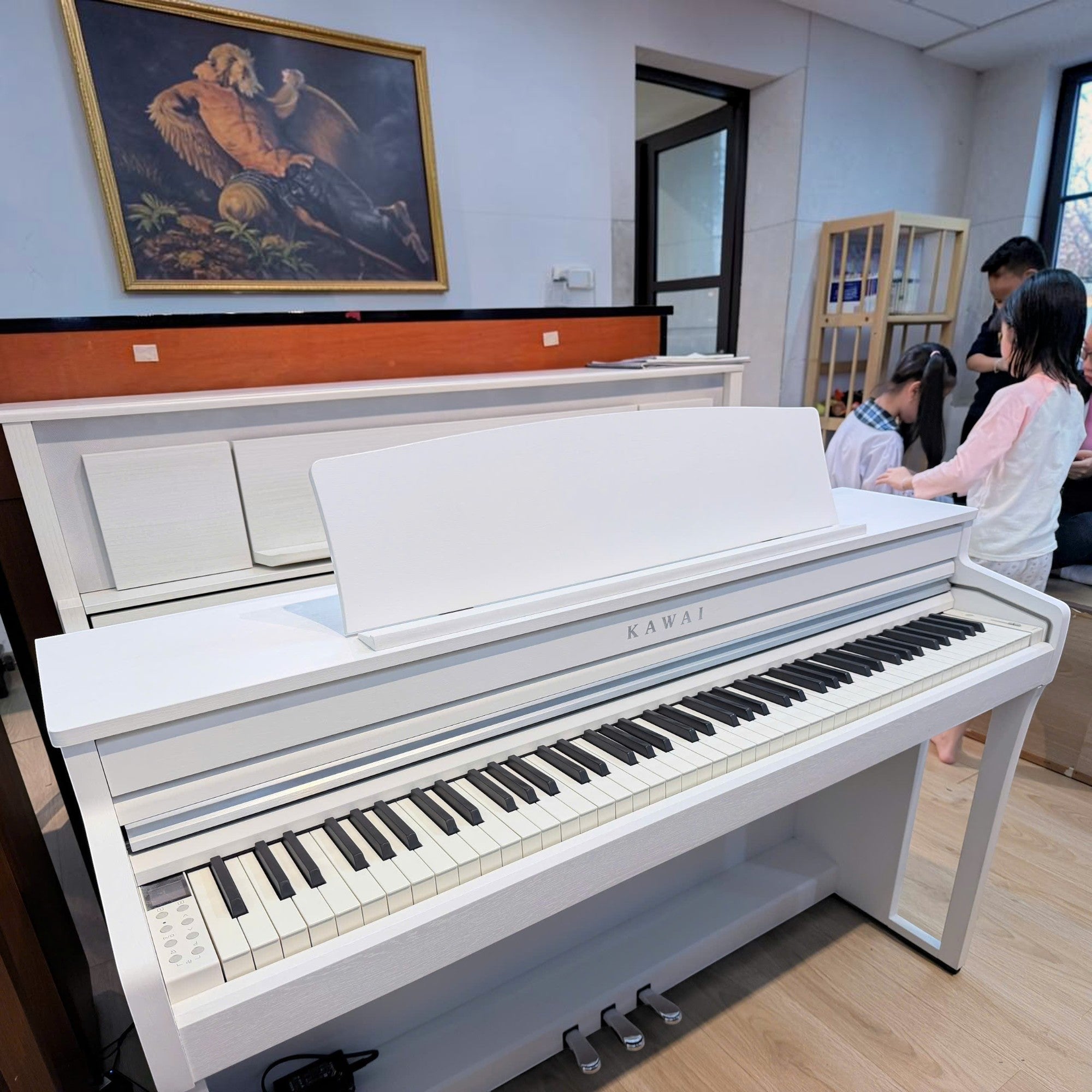 Đàn piano điện Kawai CA49 màu trắng tại showroom TÂN NHẠC CỤ với bàn phím gỗ Grand Feel Compact
