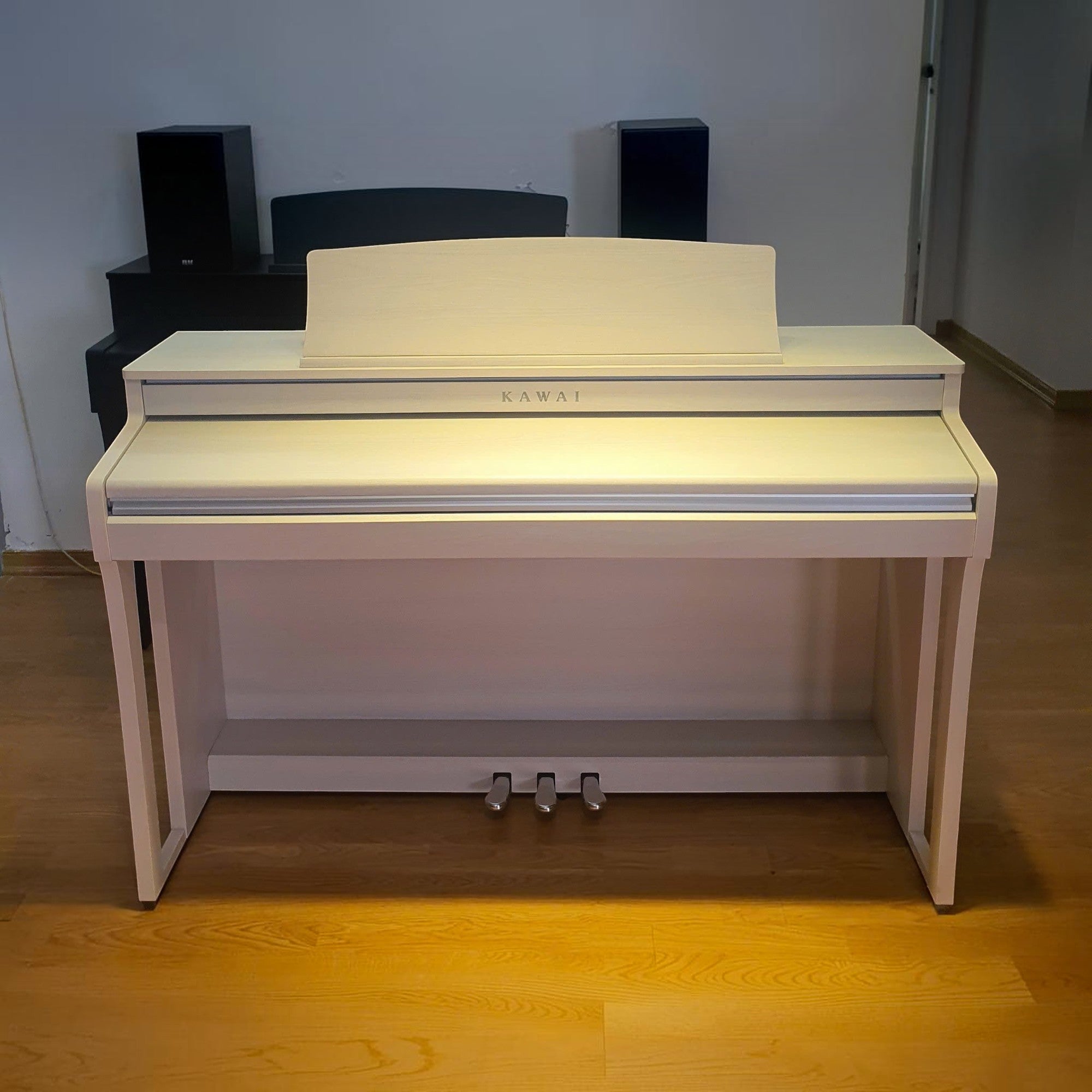 Đàn piano điện Kawai CA49 màu trắng tại TÂN NHẠC CỤ với thiết kế dáng tủ sang trọng và bàn phím gỗ cao cấp