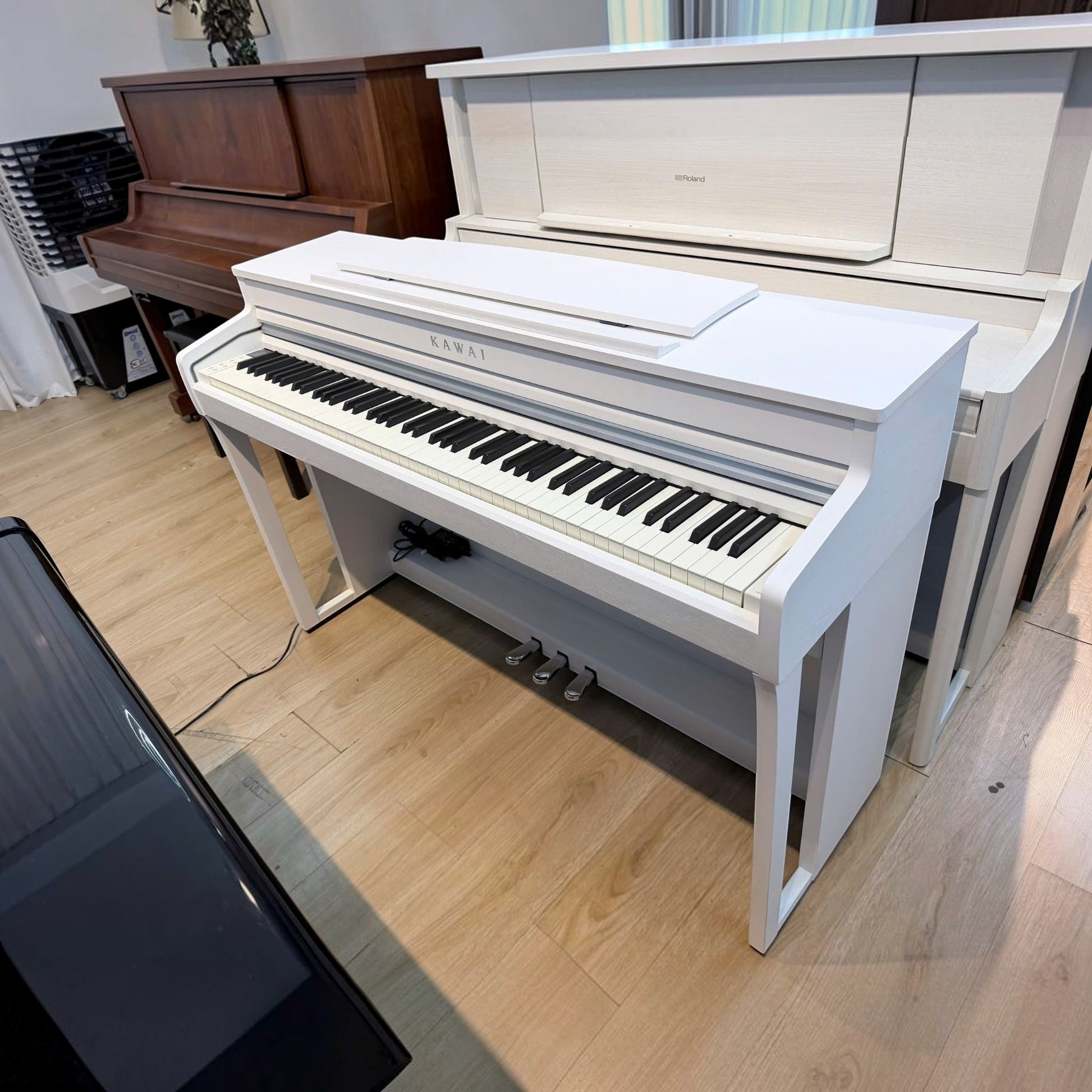 Đàn piano điện Kawai CA49 màu trắng tại showroom TÂN NHẠC CỤ, dáng tủ sang trọng với bàn phím gỗ Grand Feel Compact.