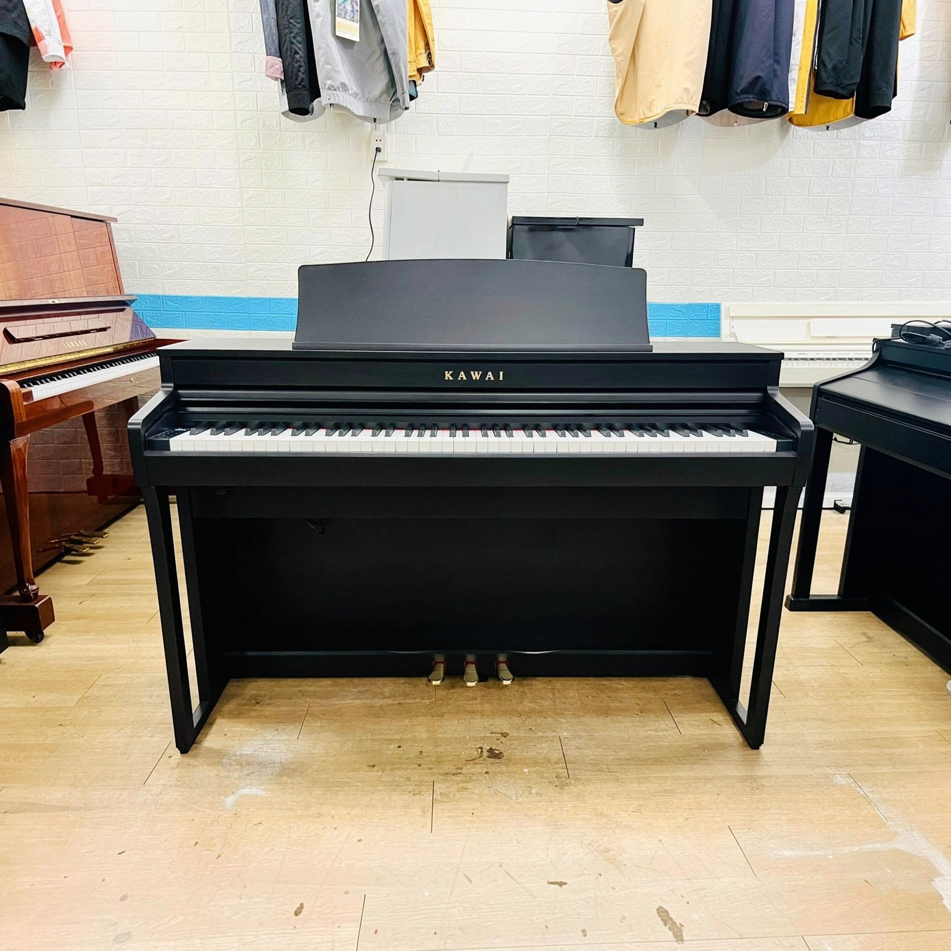 Đàn piano điện Kawai CA49 màu đen sang trọng với thiết kế upright tinh tế tại cửa hàng TÂN NHẠC CỤ