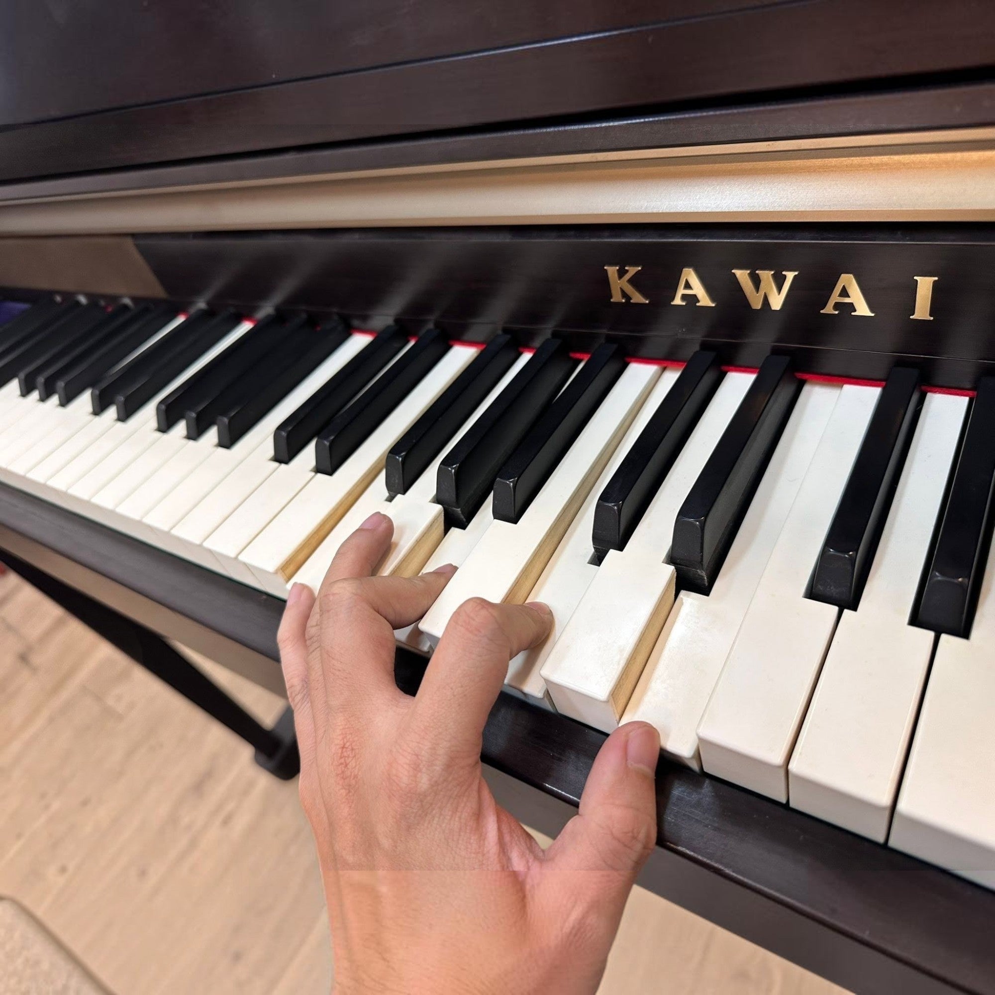 Bàn phím gỗ Grand Feel của đàn piano điện Kawai CA65 màu nâu đậm tại TÂN NHẠC CỤ