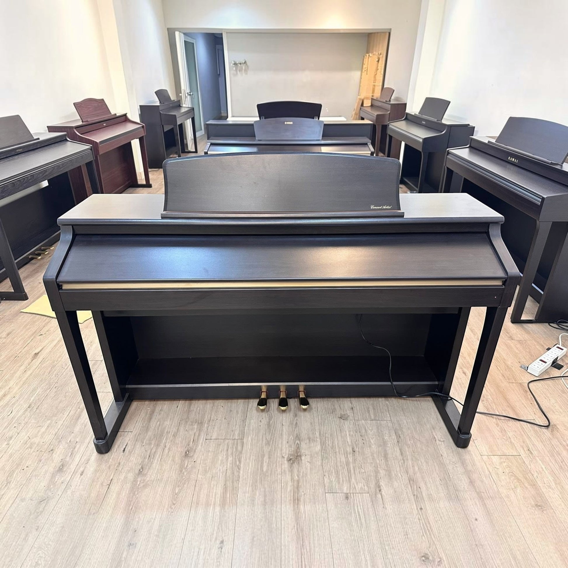 Đàn piano điện Kawai CA65 màu nâu đậm dáng tủ với phím gỗ Grand Feel tại showroom TÂN NHẠC CỤ
