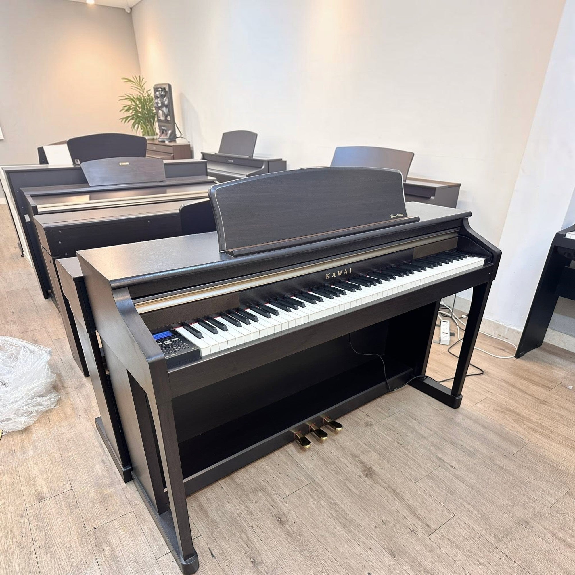 Đàn piano điện Kawai CA65 màu nâu đậm dáng tủ với bàn phím gỗ Grand Feel tại showroom TÂN NHẠC CỤ