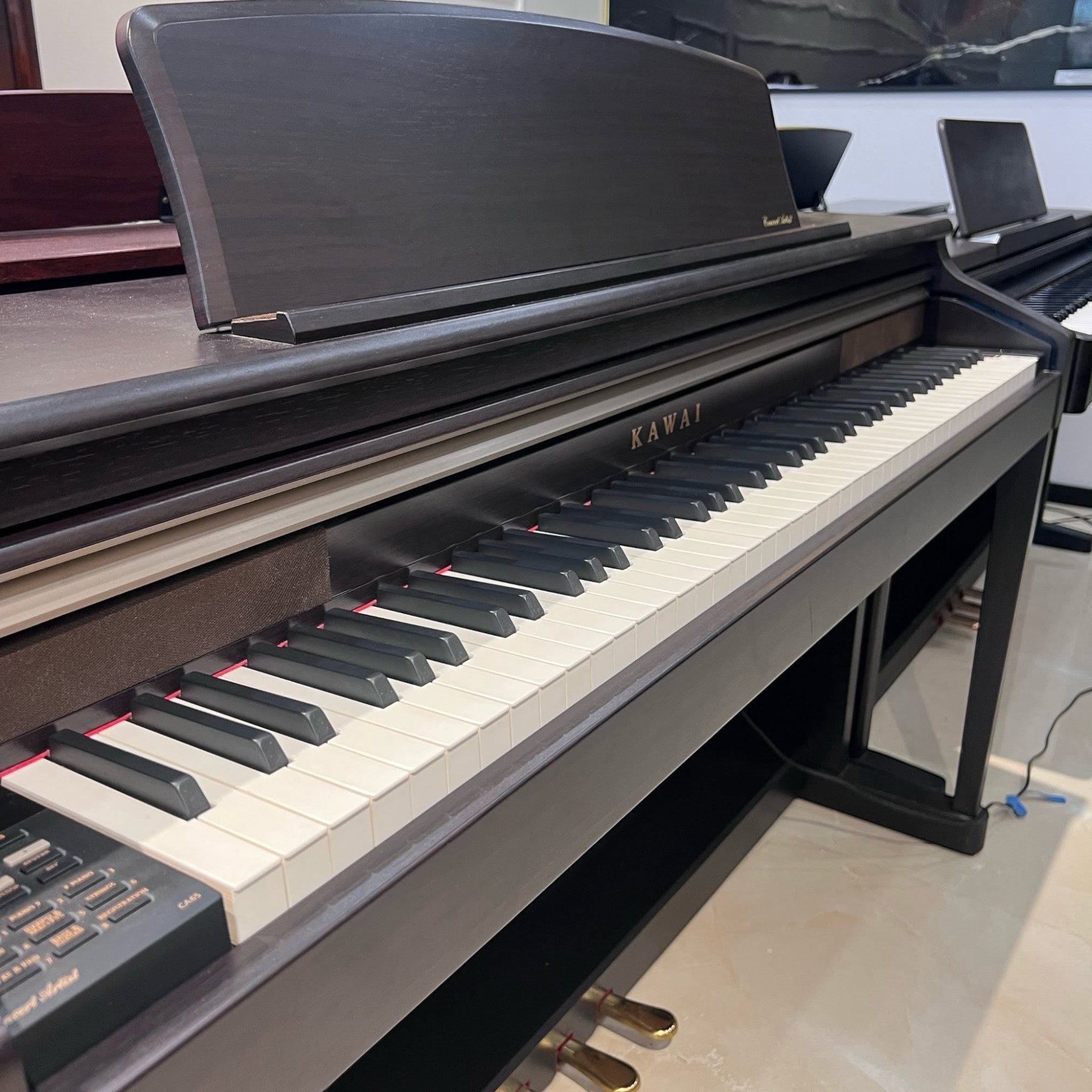 Đàn piano điện Kawai CA65 màu nâu đậm với bàn phím gỗ Grand Feel tại cửa hàng TÂN NHẠC CỤ