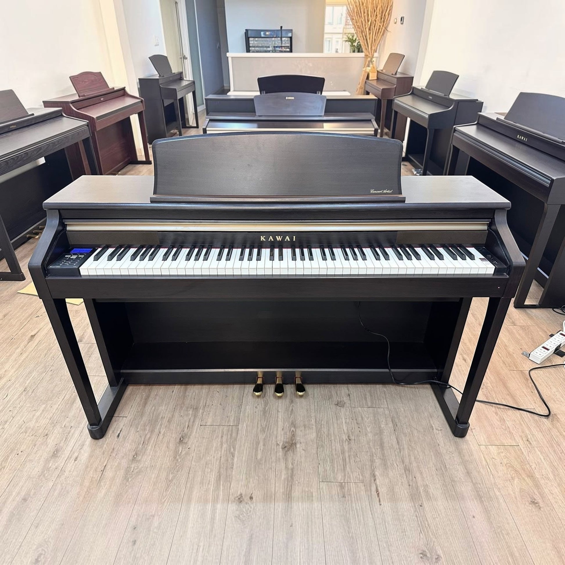 Đàn piano điện Kawai CA65 màu nâu đậm dáng tủ với phím gỗ Grand Feel tại showroom TÂN NHẠC CỤ