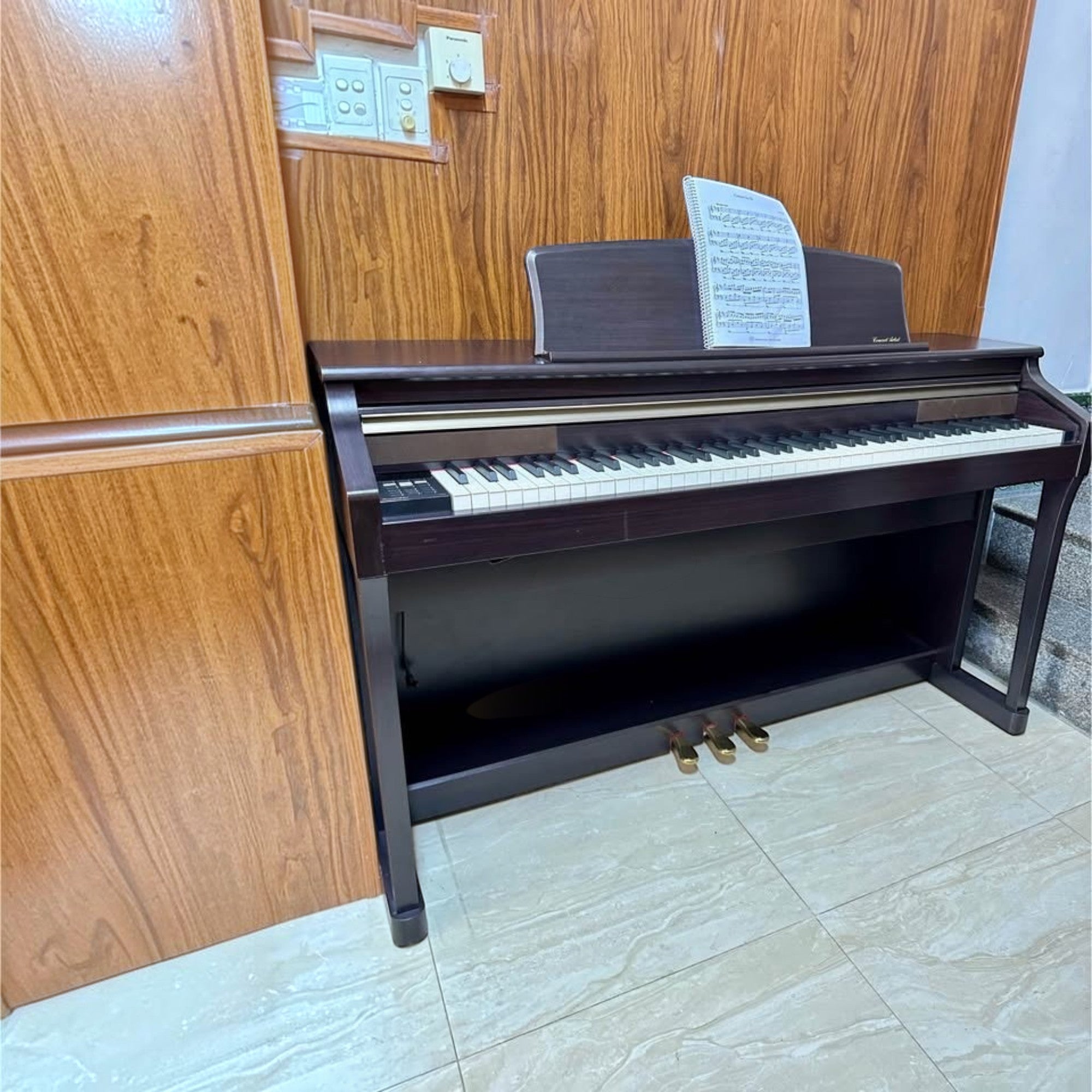 Đàn piano điện Kawai CA65 màu nâu đậm dáng tủ với bàn phím gỗ Grand Feel tại cửa hàng TÂN NHẠC CỤ