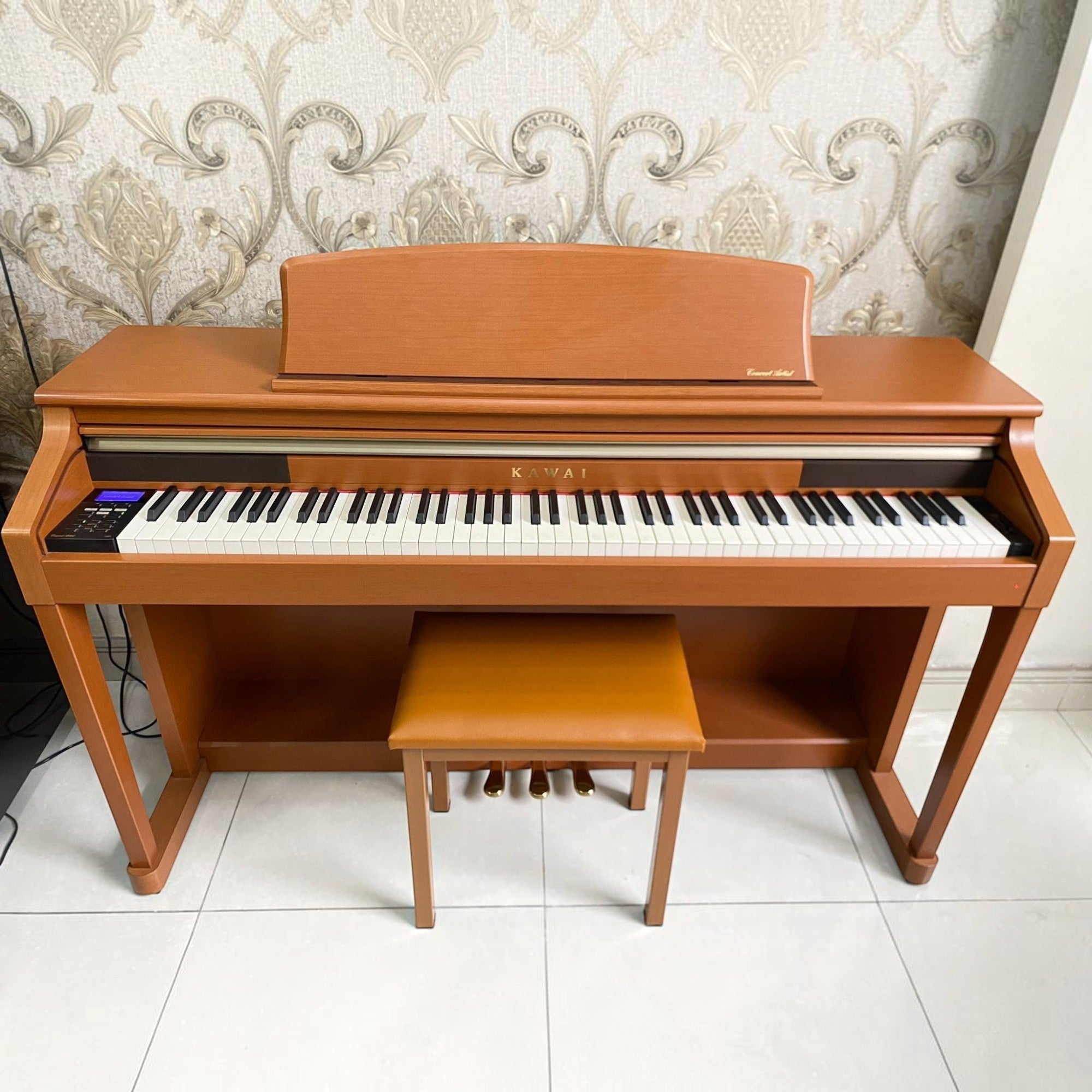 Đàn piano điện Kawai CA65 màu nâu đậm với phím gỗ Grand Feel tại TÂN NHẠC CỤ, thiết kế dáng tủ sang trọng.