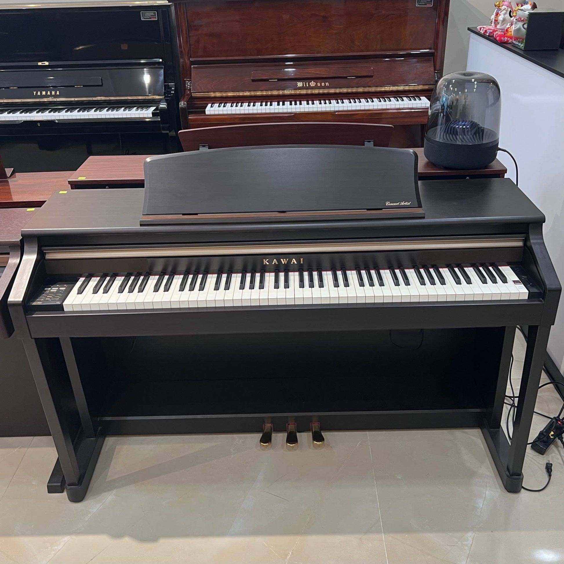 Đàn piano điện Kawai CA65 màu nâu đậm dáng tủ với bàn phím gỗ Grand Feel tại cửa hàng TÂN NHẠC CỤ