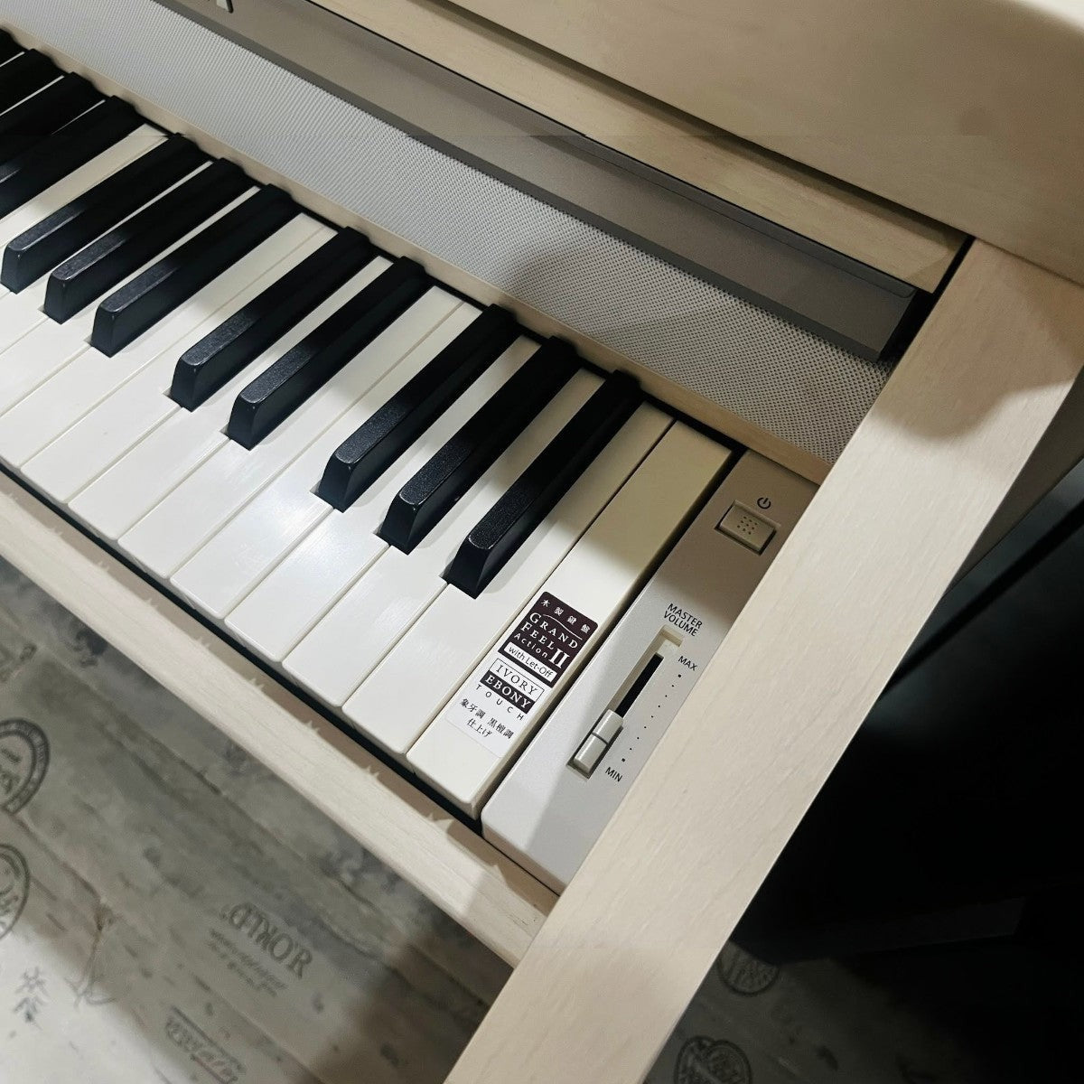 Bàn phím gỗ Grand Feel II trên đàn piano điện Kawai CA67 tại TÂN NHẠC CỤ với bề mặt phím Ivory và Ebony Touch