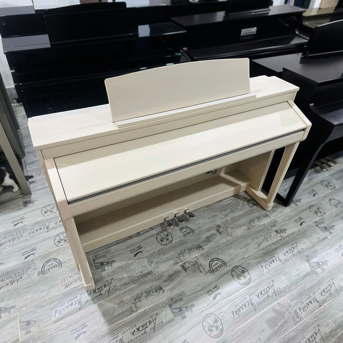 Đàn piano điện Kawai CA67 màu trắng kem sang trọng tại TÂN NHẠC CỤ, thiết kế dáng tủ cao cấp với bàn phím gỗ thật.