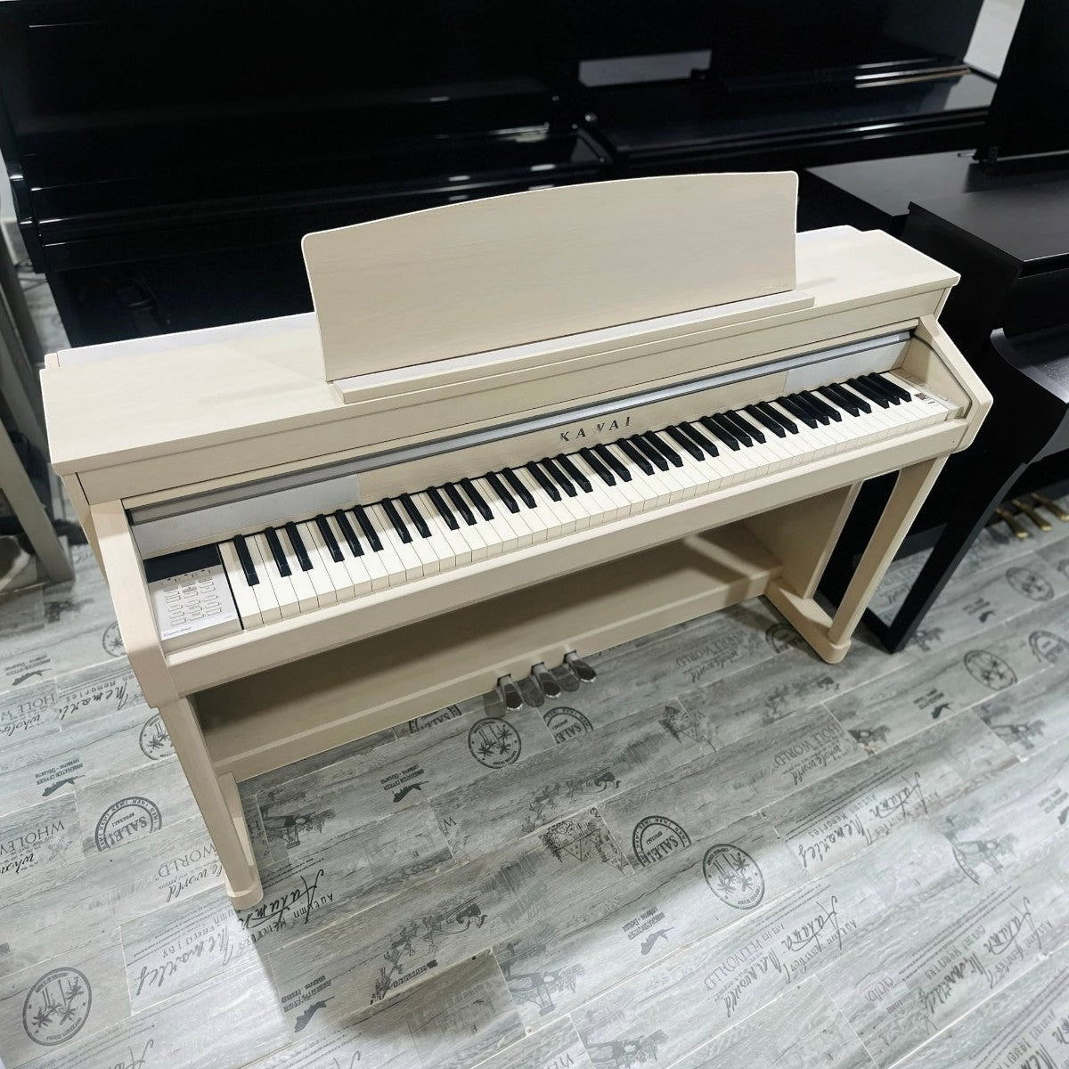 Đàn piano điện Kawai CA67 màu trắng kem sang trọng tại TÂN NHẠC CỤ, nổi bật với bàn phím gỗ Grand Feel II cao cấp.