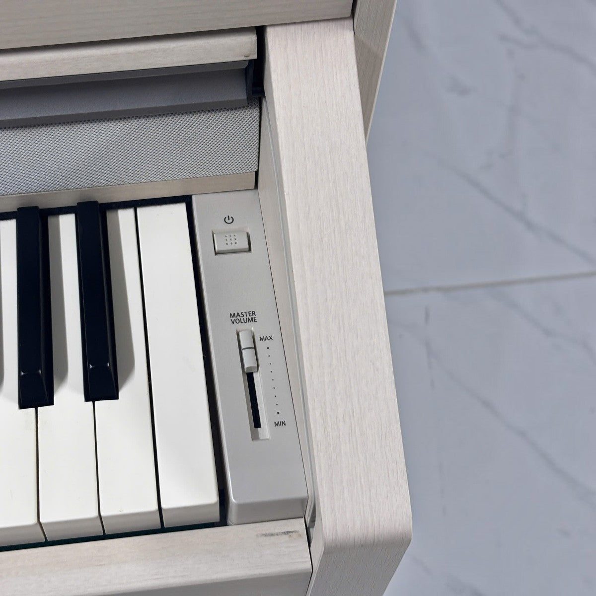 Đàn piano điện Kawai CA67 màu trắng vân gỗ tại TÂN NHẠC CỤ với bảng điều khiển âm lượng và phím đàn chi tiết