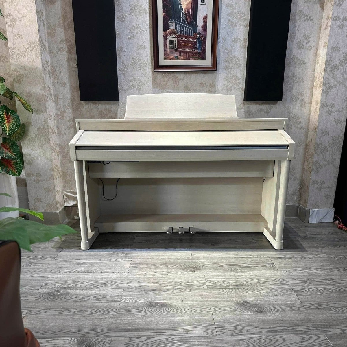Đàn piano điện TÂN NHẠC CỤ Kawai CA67 màu trắng kem với thiết kế dáng tủ sang trọng và bàn phím gỗ cao cấp