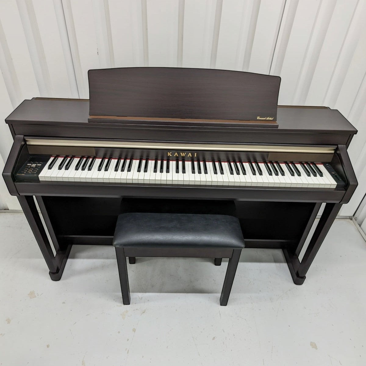 Đàn piano điện Kawai CA67 màu nâu gỗ tại TÂN NHẠC CỤ với bàn phím Grand Feel II và ghế đàn đi kèm